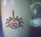 Tasse mit wie Tierchen gezeichneter Spinne